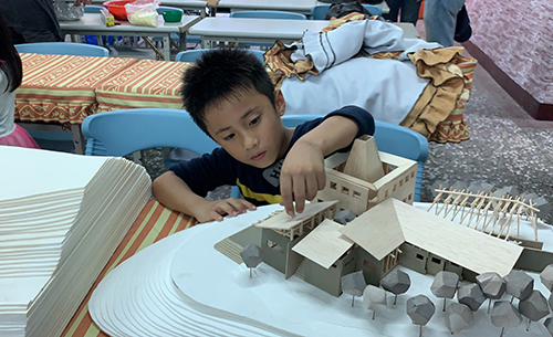 石磊部落小朋友欣賞禱告山靈修小屋的模型，尋找自己最喜歡的設計。