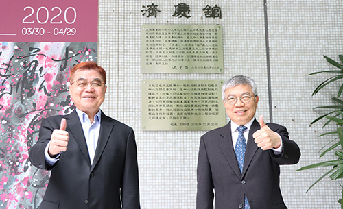 拓凱創辦人沈文振（左）全額支持北科大藝文中心翻新工程。