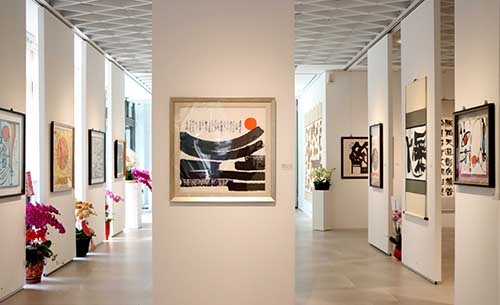 北科大藝文中心坐擁三面大落地窗，光線自然穿透，與展覽作品相得益彰。