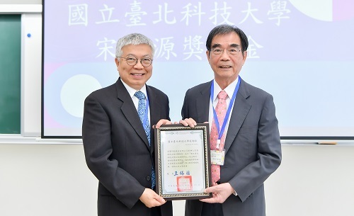 北科大校長王錫福（左）致贈感謝狀予光寶科技創辦人宋恭源。