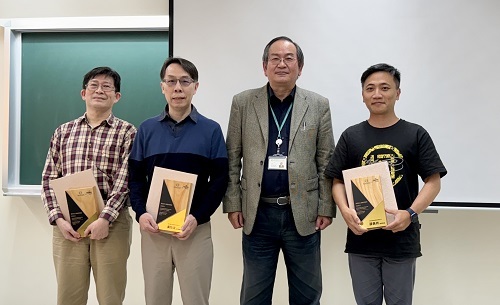 資安院院長何全德（右二）代表頒發首屆資安長職能證書，與專題小組成員合影。