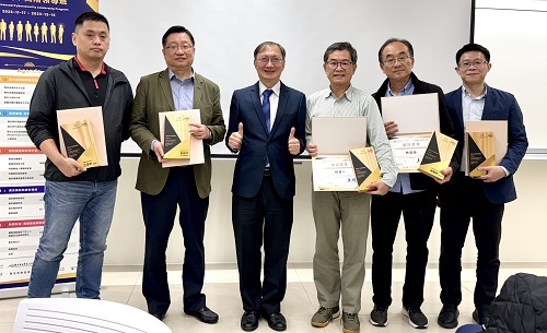 北科大副校長楊士萱（左三）代表頒發首屆資安長職能證書，與專題小組成員合影。