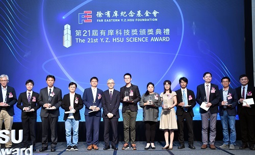 環工所特聘教授陳孝行（右三）榮獲有庠科技論文獎肯定。