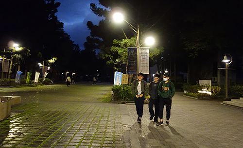 北科大校內主要幹道夜間照明調亮20％以上，守護學生行的安心。