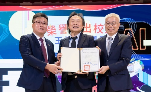 北科大校長王錫福(右)、校友會全國總會總會長張啟城(左)聯合代表學校,頒授榮譽傑出校友予台北市議員王世堅。