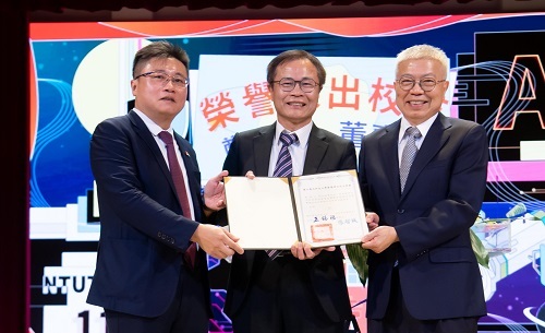 北科大校長王錫福(右)、校友會全國總會總會長張啟城(左)聯合代表學校,頒授榮譽傑出校友予鈺邦科技董事長鄭敦仁。