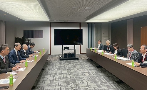 北科大副校長楊士萱、教務長黃育賢、研發長莊賀喬6月受邀赴日，與北九州市政府會面，討論學生海外實習合作。圖片