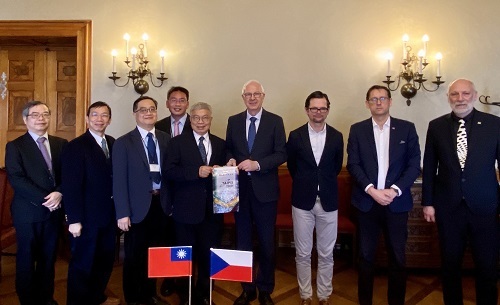 北科大代表團參訪捷克參議院。