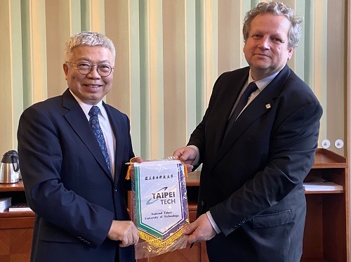 北科大校長王錫福（左）與布拉格化工校長馬捷卡（Pavel Matějka）合影。