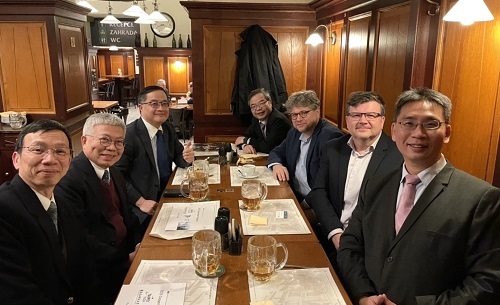 北科大代表團與西波西米亞大學3月上任新校長Miroslav Lávička（右二）晚宴交流。