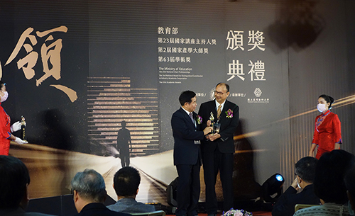 教育部長潘文忠（左）頒發國家產學大師獎予北科大教授賴炎生。