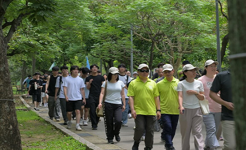 台北科技大學28日上午舉行大安森林公園健走活動，邀請多所學校師生和鄰里共同參與，約1700人參與，全程約4.8公里。