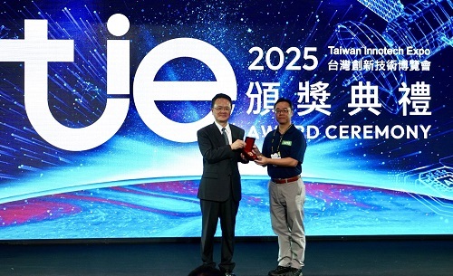 北科大製科所教授何昭慶（右）榮獲台灣創新技術博覽會金牌獎。圖片