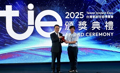 北科大資工系特聘教授陳彥霖（右）榮獲台灣創新技術博覽會一金一銅。圖片