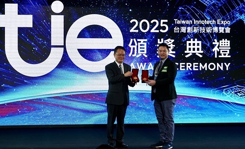 北科大電子系副教授鍾明桉（右）榮獲台灣創新技術博覽會二金一銀。圖片