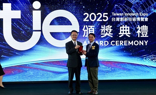 北科大車輛系教授蕭耀榮（右）榮獲台灣創新技術博覽會二件銀牌獎。圖片