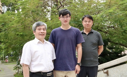 北科大電機系學生林愷威（中）與導師張朝陽（左）、專題指導老師黃明熙合影。