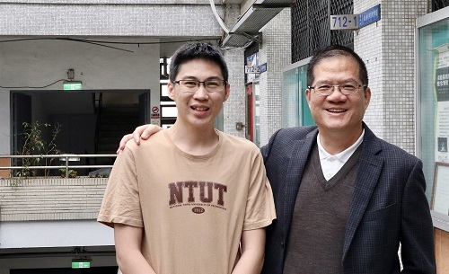 北科大能源所博士生陳柏霖（左）與指導教授顏維謀合影。