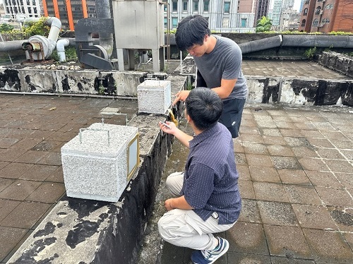 北科大土木系、資源所團隊共同運用浮石搭建節能屋及監測環境特性，並由環境所團隊評估節能屋節能減碳的環境效益。