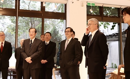 考試院訪團參觀北科大藝文中心展出的工設系家具專班成果展。
