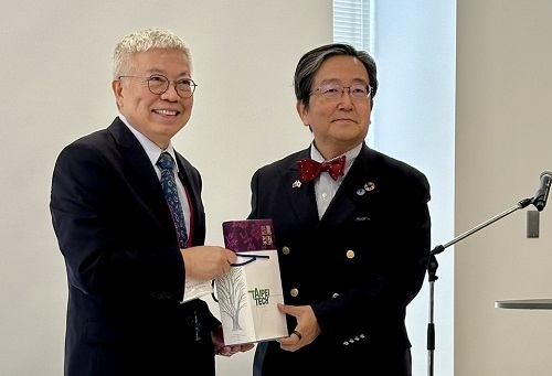 北聯大輪值主席、北科大校長王錫福（左）與SixERS代表、日本岡山大學校長那須保友，於聯合研討會上互贈禮物。圖片