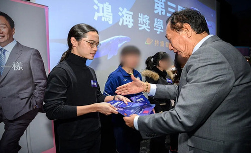 乙乙（左）念大學時，曾獲得鴻海獎學金。