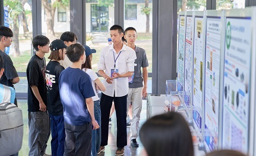 北科大電子系團隊成員林祐新（中間解說者）與陳偉元（右後）於桃園新創之星x創天下競賽會場介紹「黑水虻智慧循環養殖系統」。圖片