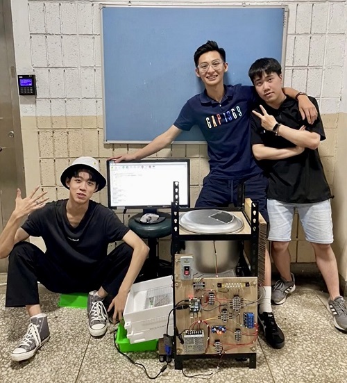 北科大電子系團隊成員林祐新（左起）、陳偉元、黃敬毓與系統裝置雛型合影。圖片