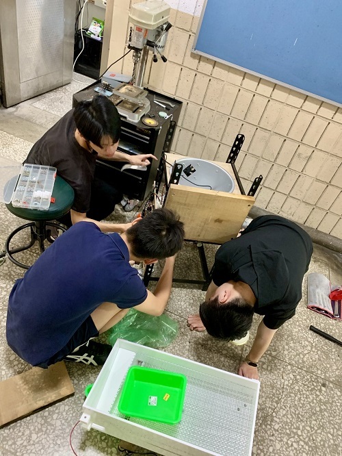 北科大電子系團隊齊力投入黑水虻自動化養殖設備設計與組裝過程。圖片