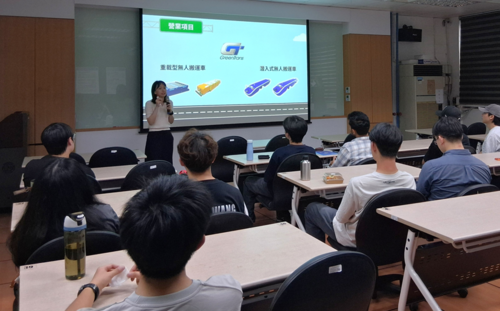 圖3.中華汽車代表與北科大學生進行面對面交流，介紹電動車與智慧移動領域的產業布局與職涯機會