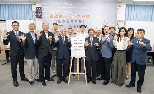 適逢捐贈企業固緯電子創立50週年,儀式貴賓師長比出「50」手勢。圖片
