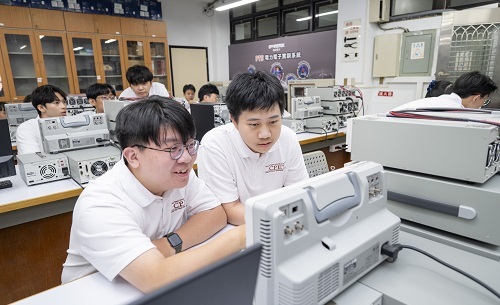 固緯電子捐贈設備予北科大電機系,應用於電力電子學、數位電源與電路設計、進階電力電子轉換電路設計等課程。圖片