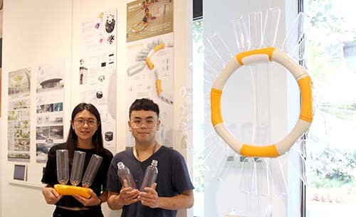黃稚善（右）、吳宛儒設計模組化的教學輔具SAVIOUR，利用廢棄塑料幫助弱勢孩童學習游泳。