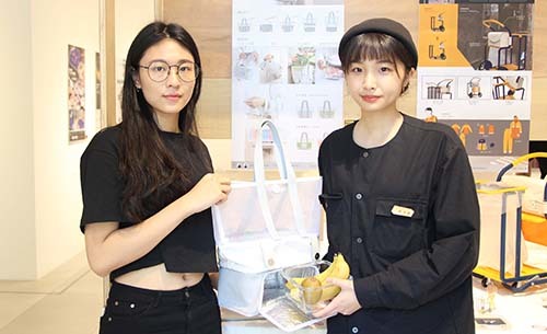 吳宛儒（左）、林宜蓁設計Double Bag，裝便當、採買一包兩用，結合台灣傳統茄芷袋元素。