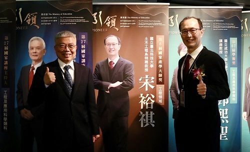 北科大校長王錫福（左）與國家產學大師獎獲獎人、北科大特聘教授宋裕祺合影。