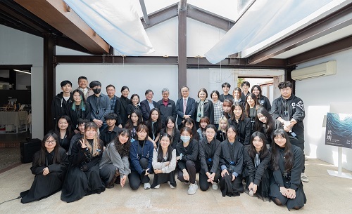 北科大文發系畢展「共圳」12月20日開幕式師生貴賓合影。圖片