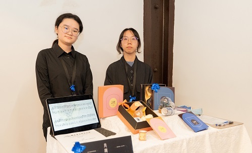 北科大文發系學生陳若瑄、林汝璟以手搖式音樂盒「敘響」提供覺察情緒途徑。圖片
