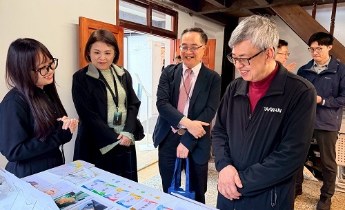 陳前總統陳建仁院士參觀北科大文發系畢展「共圳」學生實作作品。圖片