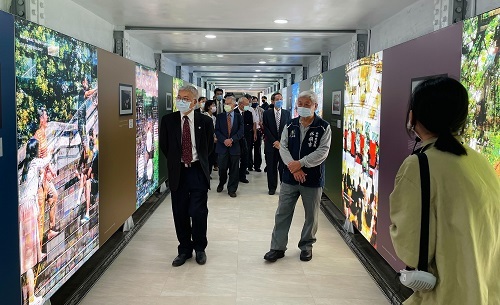 忠孝藝文廊道展出北科大往年〈大隅〉校慶攝影比賽得獎作品，以影像拼貼及蒙太奇展示。
