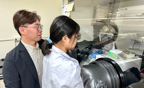 北科大分子系教授郭霽慶（左）專研鈣鈦礦材料有成，圖中學生正在操作鈣鈦礦量子點，展示其發光特性。