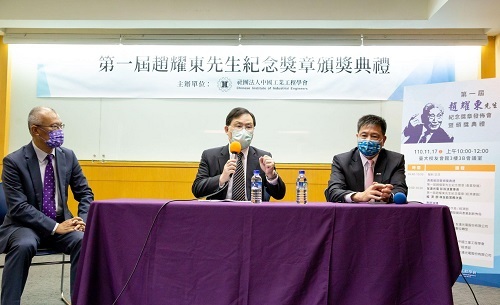 中國工業工程學會理事長簡禎富（左起）與兩位獲獎人經濟部常務次長林全能、友達光電董事長彭双浪綜合座談。