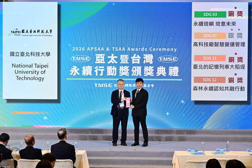 北科大榮獲「2026亞太暨台灣永續行動獎」1銀3銅，由土木工程系劉琦允助理教授(右)代表領獎。