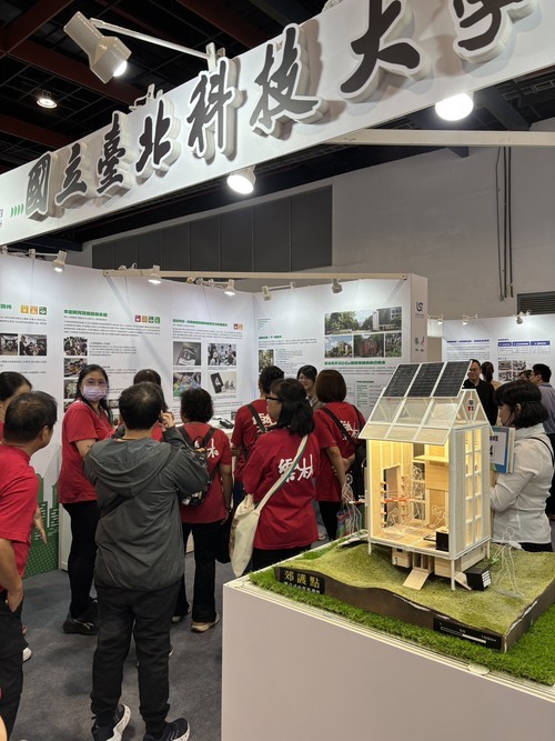 北科大永續成果展區展出多項校內永續計畫成果，吸引民眾駐足參觀。