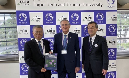 2019年北科大校長王錫福（左）與諾貝爾化學獎得主謝特曼（Dan Shechtman）（中）出席北科大與日本東北大學的雙邊研討會。