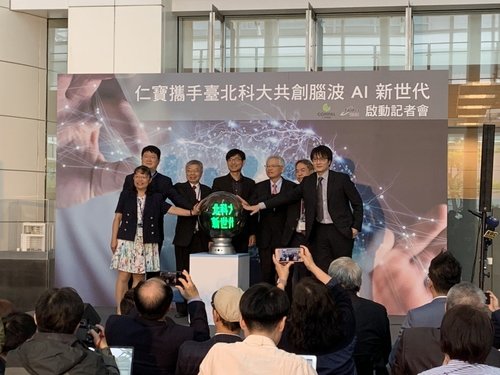 北科大與仁寶電腦合作發表 AI 腦波輔助診斷系統啟動儀式，左起為北科大研發長蘇昭瑾、北科大副校長任貽均、北科大校長王錫福、科技部產學司司長邱求慧、仁寶總經理翁宗斌、仁寶副總經理陳威昌、北科大教授劉益宏。