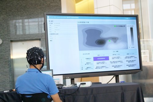 北科大及仁寶電腦合作發表智慧醫療研發成果，藉由電極帽傳送腦波信號給AI腦波輔助診斷系統，90秒即可快速評估憂鬱症。