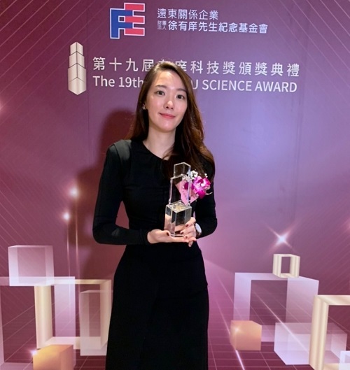 北科大光電系鄭鈺潔副教授榮獲有庠科技論文獎。
