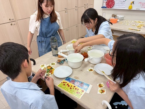 北科大文發系將於技職未來式博覽會,帶來「陶瓷釉上貼花」體驗活動。圖為長安國中學生6月於北科大文發系實作陶瓷釉上貼花。