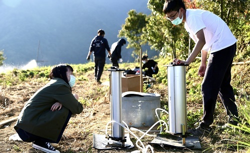 北科大土木系師生團隊於石磊部落進行現地透水試驗取樣,將相關分析結果回饋給當地居民。