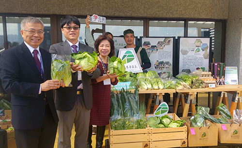 臺北科技大學幫石磊小農產銷賣菜，透過合作經濟打造樂業環境。